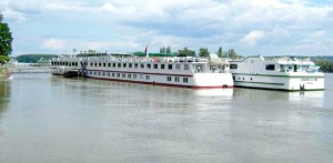 dunav danube cruise kruzeri brodovi turizam ------ 4 stupca color ekonomija
