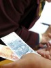 NOVAC ZA USKRSNICE OSIGURAN ALI ISPLATA UPITNA